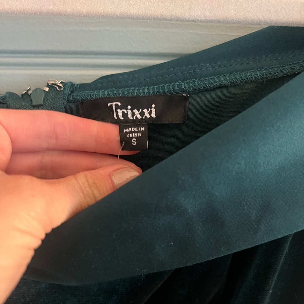 Trixxi Green Pleated Off-Shoulder Gown for Weddings - Picture 4 of 4